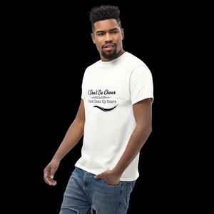 Puede incluir: Una camiseta blanca de manga corta con el texto impreso en negro I Don't Do Chaos I Just Clean Up Yours, que incluye un adorno decorativo y un gr&aacute;fico de l&iacute;nea curva centrado en el pecho, combinada con pantalones vaqueros azules.