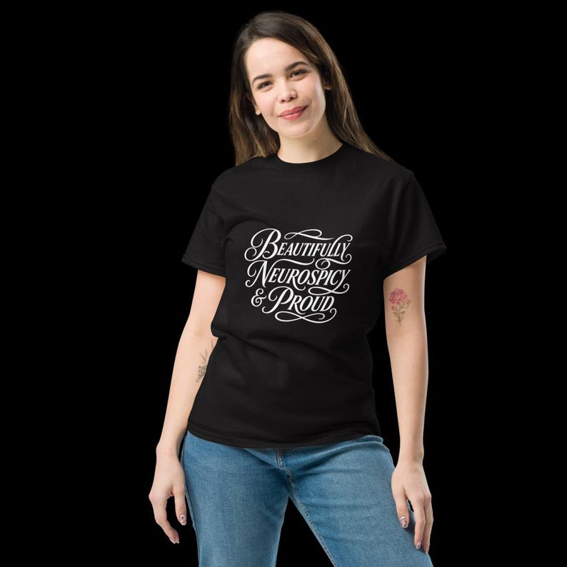 Vackert Neurospicy & Proud – Script Identity Pride Svart T-shirt bild 14