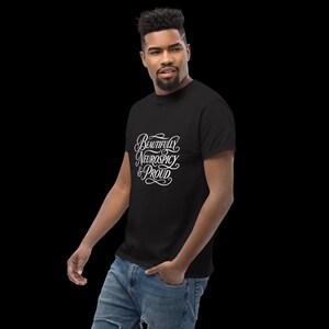 Vackert Neurospicy & Proud – Script Identity Pride Svart T-shirt bild 10