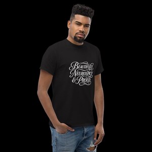 Vackert Neurospicy & Proud – Script Identity Pride Svart T-shirt bild 8