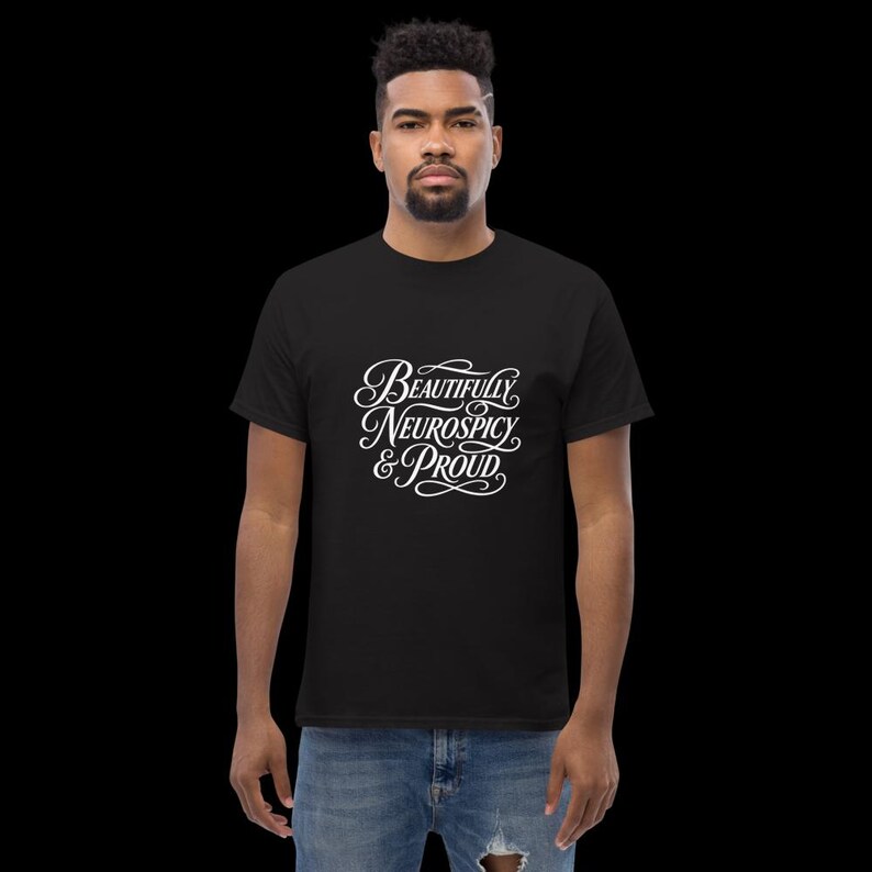 Vackert Neurospicy & Proud – Script Identity Pride Svart T-shirt bild 16