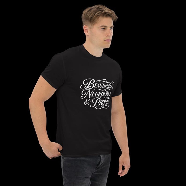 Vackert Neurospicy & Proud – Script Identity Pride Svart T-shirt bild 9