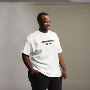 Peut inclure: Un t-shirt blanc &agrave; manches courtes avec le texte noir "I COMMUNICATE IN FACTS NOT VIBES" imprim&eacute; sur la poitrine. Le v&ecirc;tement pr&eacute;sente une encolure ronde et une coupe standard, offrant une esth&eacute;tique &eacute;pur&eacute;e pour une tenue d&eacute;contract&eacute;e.