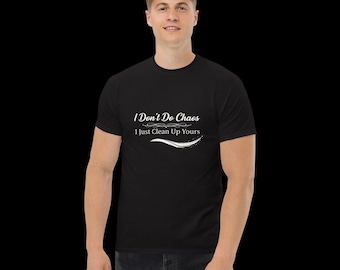 Peut inclure: Un t-shirt noir à manches courtes avec un texte blanc imprimé sur la poitrine indiquant, I Don't Do Chaos, I Just Clean Up Yours, accompagné d'un motif décoratif blanc en forme de fioriture placé entre les deux lignes de texte.