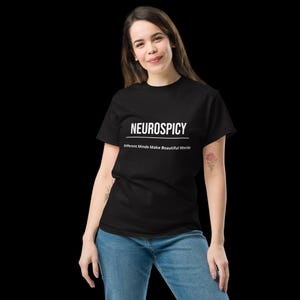 Olika sinnen skapar vackra världar T-shirt – Neurospicy, svart