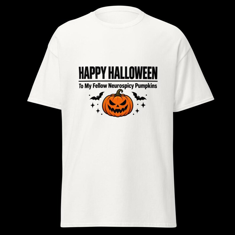 K&ouml;nnte beinhalten: Ein wei&szlig;es Kurzarm-T-Shirt mit einem Aufdruck, der den Text "HAPPY HALLOWEEN To My Fellow Neurospicy Pumpkins" in schwarzer Schrift zeigt, zentriert &uuml;ber einer orangefarbenen K&uuml;rbis-Illustration, flankiert von zwei schwarzen Flederm&auml;usen.