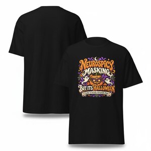 Pu&ograve; includere: Una t-shirt nera con una grafica colorata a tema Halloween che riporta il testo "NEUROSPICY MASKING BUT ITS HALLOWEEN" e "Finally A Socially Acceptable Mask". Il design include una zucca con una maschera viola, fantasmi e pipistrelli.