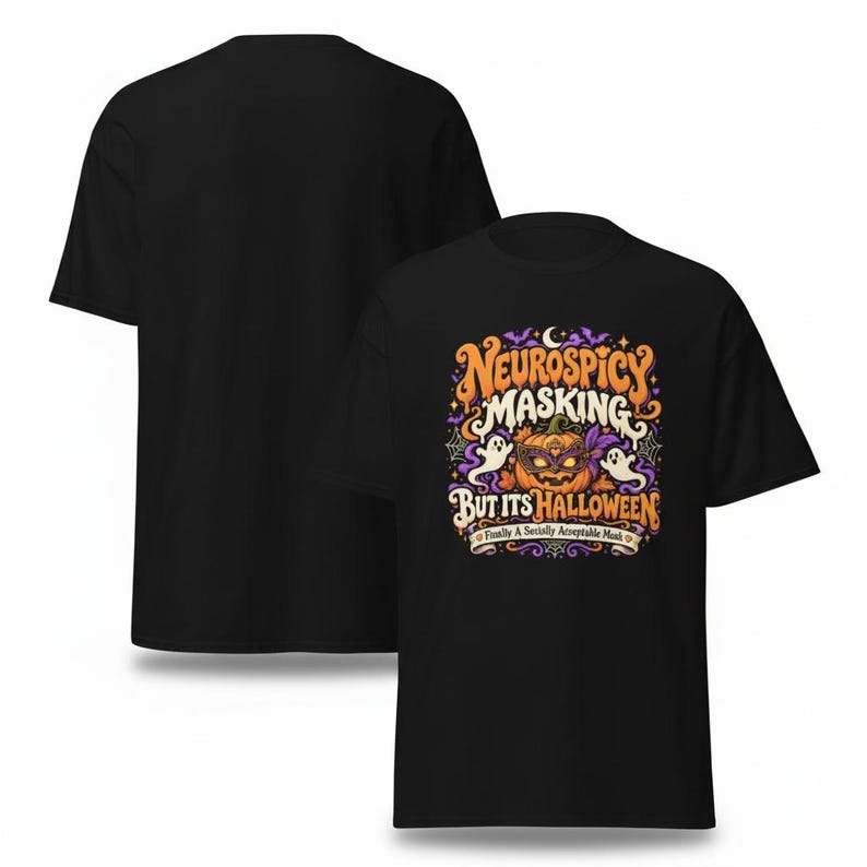 Pu&ograve; includere: Una t-shirt nera con una grafica colorata a tema Halloween che riporta il testo "NEUROSPICY MASKING BUT ITS HALLOWEEN" e "Finally A Socially Acceptable Mask". Il design include una zucca con una maschera viola, fantasmi e pipistrelli.