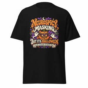 Pu&ograve; includere: Una t-shirt nera con una grafica colorata che mostra una zucca con una maschera viola, due fantasmi e pipistrelli. Il testo recita: Neurospicy MASKING BUT ITS HALLOWEEN Finally A Socially Acceptable Mask. Il design include accenti arancioni, viola e bianchi.