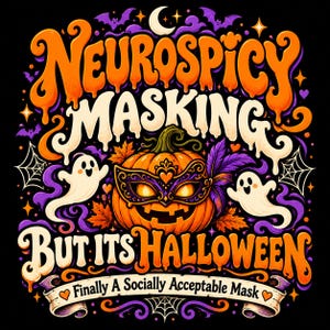Pu&ograve; includere: Un design grafico con il testo "Neurospicy Masking But Its Halloween" e "Finally A Socially Acceptable Mask". L'illustrazione include una zucca centrale che indossa una maschera viola ornata, due fantasmi bianchi, pipistrelli e ragnatele.