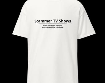 Op de afbeelding: Een wit T-shirt met korte mouwen en zwarte tekst in het midden van de borst met de tekst Scammer TV Shows, met de ondertitel Public Safety for viewers. Free tutorials for criminals, gedrukt in een strak, schreefloos lettertype.