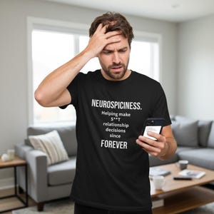 Könnte beinhalten: Ein schwarzes Kurzarm-T-Shirt mit weißem Textaufdruck: NEUROSPICINESS. Helping make S**T relationship decisions since FOREVER. Das Shirt hat einen Rundhalsausschnitt und besteht aus einfarbigem schwarzem Stoff mit zentrierter weißer Schrift.