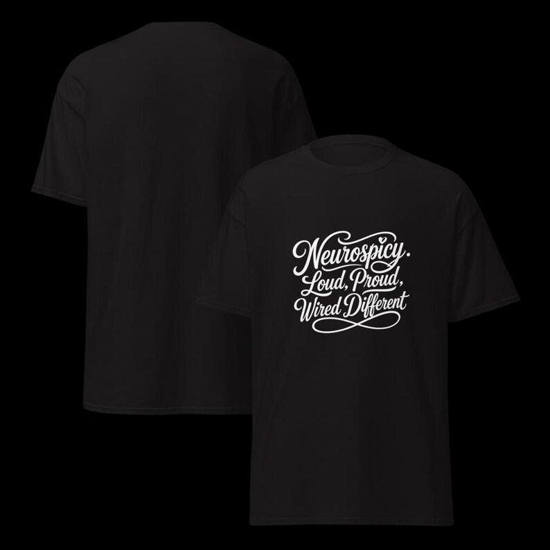 K&ouml;nnte beinhalten: Ein schwarzes kurz&auml;rmeliges T-Shirt mit wei&szlig;em Schreibschrift-Text auf der Vorderseite, der Neurospicy. Loud, Proud, Wired Different lautet. Das T-Shirt wird von vorne und hinten gezeigt, wobei die schlichte R&uuml;ckseite und die bedruckte Vorderseite sichtbar sind.