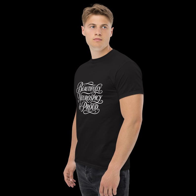 Vackert Neurospicy & Proud – Script Identity Pride Svart T-shirt bild 11