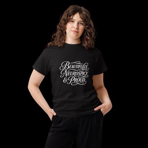 Vackert Neurospicy & Proud – Script Identity Pride Svart T-shirt bild 1