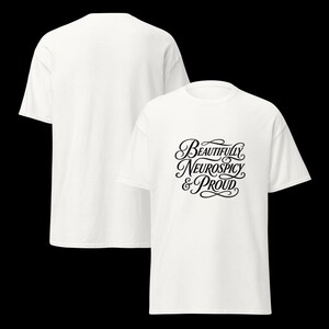 K&ouml;nnte beinhalten: Ein wei&szlig;es kurz&auml;rmeliges T-Shirt mit schwarzem kursivem Text auf der Vorderseite, der Beautifully Neurospicy & Proud lautet. Das T-Shirt wird von vorne und hinten gezeigt, mit einer schlichten wei&szlig;en R&uuml;ckseite und einem Grafikdesign vorne.