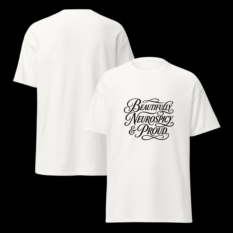 K&ouml;nnte beinhalten: Ein wei&szlig;es kurz&auml;rmeliges T-Shirt mit schwarzem kursivem Text auf der Vorderseite, der Beautifully Neurospicy & Proud lautet. Das T-Shirt wird von vorne und hinten gezeigt, mit einer schlichten wei&szlig;en R&uuml;ckseite und einem Grafikdesign vorne.
