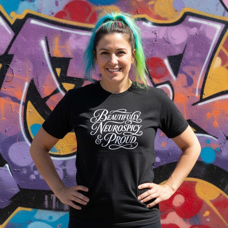 Vackert Neurospicy & Proud – Script Identity Pride Svart T-shirt bild 4