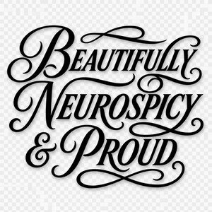 K&ouml;nnte beinhalten: Ein schwarzes Grafikdesign mit dem Text "BEAUTIFULLY NEUROSPICY & PROUD" in einer dekorativen, flie&szlig;enden Schreibschrift mit verzierten Schn&ouml;rkeln und Schw&uuml;ngen an den Buchstaben, vor einem transparenten Hintergrund.