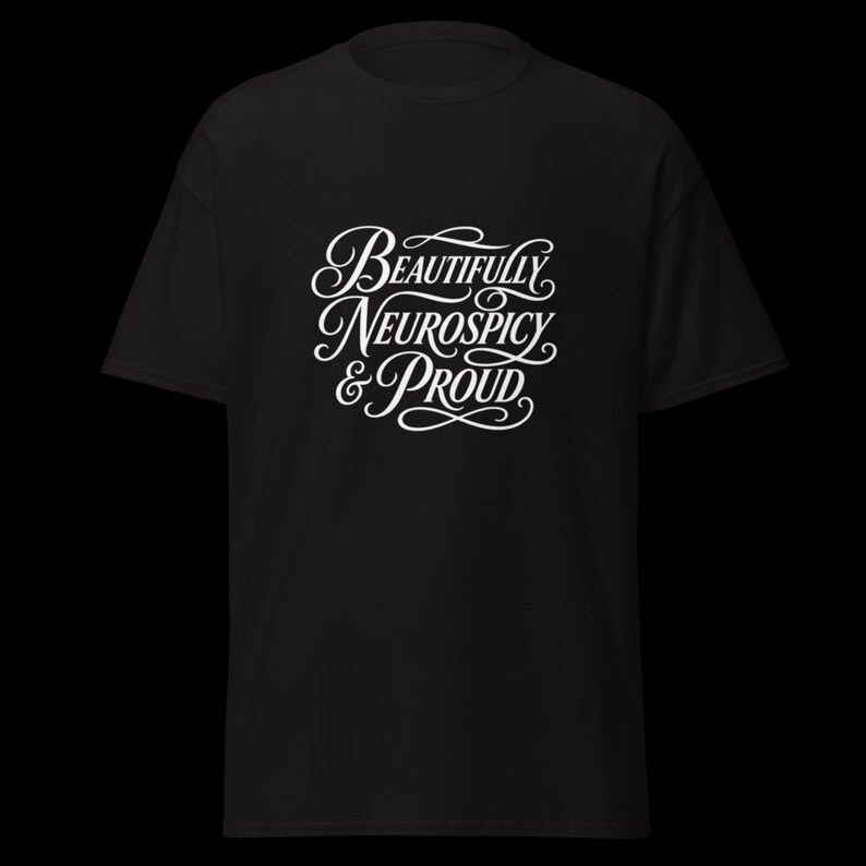 Vackert Neurospicy & Proud – Script Identity Pride Svart T-shirt bild 19