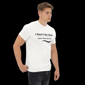 Op de afbeelding: Een wit T-shirt met korte mouwen en de zwarte tekst I Don't Do Chaos I Just Clean Up Yours, met een kleine zwarte grafische versiering onder de tekst. Het shirt heeft een ronde hals en een standaard pasvorm.