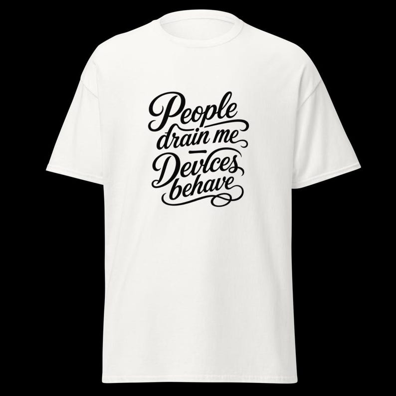 Op de afbeelding: Een wit t-shirt met korte mouwen en zwarte tekst op de borst. De tekst luidt, People drain me, Devices behave, in een gestileerd, cursief lettertype. Het t-shirt heeft een ronde hals en een standaard, recht model.
