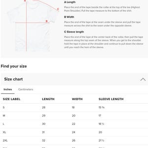 Op de afbeelding: Een witte maattabel voor t-shirts met productafmetingen voor de maten S tot en met 5XL. De tabel bevat kolommen voor lengte, breedte en mouwlengte in inches, met een diagram dat illustreert hoe het kledingstuk bij de kraag, naad en mouw moet worden gemeten.