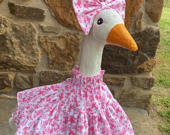 Vestido rosa con volantes de cerditos para Porch Goose con lazo a juego.