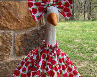 Vestido Strawberry Ruffle para Porch Goose con lazo grande a juego.