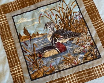 Camiseta acolchada con apliques vintage, talla extra grande, con patos y gansos en un estanque.