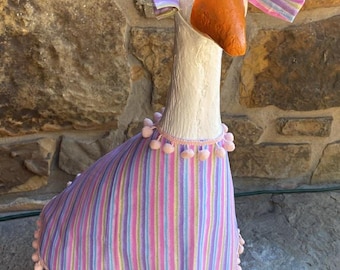 Traje de ganso de Pascua: Vestido y gorro de rayas pastel con ribete de pompones (para gansos de 58-63 cm)