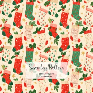 Op de afbeelding: Een naadloos patroon met herhalende kerstsokken in rood, groen en crème, versierd met hulstbladeren en bessen, afgewisseld met kleine gele sterren op een lichtcrème achtergrond. Tekst leest Seamless Pattern.