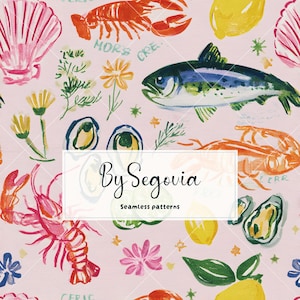 Op de afbeelding: Een naadloos patroon op een lichtroze achtergrond met aquarelillustraties van kreeften, vissen, oesters, citroenen en bloemen. Een wit rechthoekig kader in het midden toont de zwarte tekst By Segovia Seamless patterns.