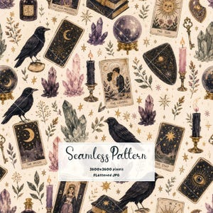 Könnte beinhalten: Ein nahtloses Muster mit schwarzen Raben, Tarotkarten mit den Aufschriften The High Priestess, The Sun, The Lovers, The Moon und The Star, violetten Kristallclustern, Kristallkugeln, brennenden Kerzen, Schlüsseln und Sternen auf cremefarbenem Grund.