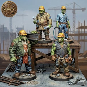 Puede incluir: Cuatro figuras en miniatura de orcos de piel verde vestidos como trabajadores de la construcción, con cascos amarillos y ropa de trabajo. Uno lleva una viga de acero, otro planos, uno una herramienta neumática y el cuarto sostiene un martillo.