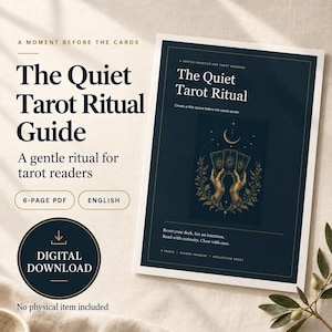 Op de afbeelding: Een digitale download getiteld The Quiet Tarot Ritual Guide, een 6-pagina PDF in het Engels. De omslag heeft een donkerblauwe achtergrond met gouden tekst en een illustratie van handen die drie tarotkaarten vasthouden onder een halve maan.