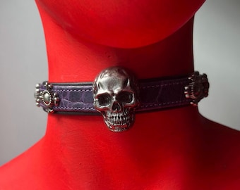Leder Choker mit Totenkopf, Gothic Halsband mit Spikes, lila Leder Halsband in Krokodiloptik, Punk Schmuck, Alternative Accessoire
