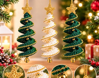 Op de afbeelding: Drie hangende kerstboomornamenten gemaakt van gehaakt garen. Twee bomen zijn donkergroen en één is wit, elk spiraalvormig versierd met gouden metaaldraad en kleine gouden kralen. Elk ornament is bekroond met een gehaakte ster en een gouden belletje.