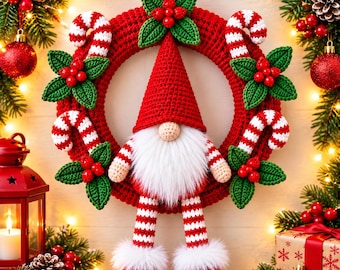 Op de afbeelding: Een gehaakte kerstkrans met een centrale kabouter met een hoge rode muts, een witte imitatiebont baard en lange gestreepte benen. De rode krans is versierd met gehaakte groene hulstblaadjes, rode bessen en rood-witte zuurstokken.