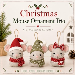 Puede incluir: Tres adornos de ratón de tela con caras bordadas, bigotes y lazos de yute para colgar. Los ratones llevan accesorios festivos que incluyen un gorro de Papá Noel rojo, un gorro verde con copos de nieve y un lazo rojo, junto con bufandas estampadas.