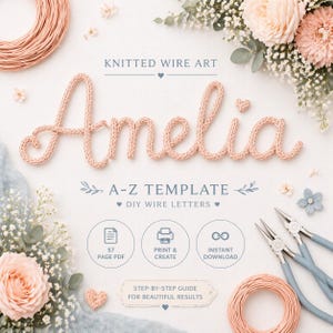 Könnte beinhalten: Eine digitale Vorlage für gestrickte Drahtkunst mit dem Namen Amelia in Schreibschrift. Das Design enthält den Text KNITTED WIRE ART, A-Z TEMPLATE, DIY WIRE LETTERS, 57 PAGE PDF, PRINT & CREATE, INSTANT DOWNLOAD und STEP-BY-STEP GUIDE.