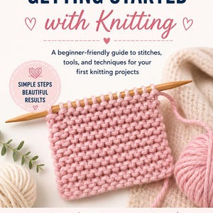 Op de afbeelding: Een breigids getiteld WELCOME TO KNITTING! GETTING STARTED with Knitting. Het bevat een roze breiwerk op houten naalden, bollen crème en roze garen, en de tekst A beginner-friendly guide to stitches, tools, and techniques for your projects.