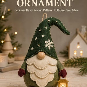 Pode incluir: Um ornamento de gnomo em feltro com um chapéu verde-escuro bordado com estrelas brancas e um floco de neve, barba recortada em creme, nariz de madeira, luvas e botas vermelho-escuras e uma pequena lanterna dourada. Texto: SCANDINAVIAN FELT GNOME ORNAMENT Beginner Hand-Sewing Pattern • Full-Size Templates.