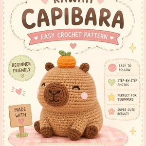 Może przedstawiać: Dokument ze wzorem szydełkowym zatytułowany Kawaii Capibara Easy Crochet Pattern przedstawiający brązową szydełkowaną kapibarę z małym pomarańczowym owocem na głowie, różowymi policzkami i ciemnobrązowymi łapkami. Dokument zawiera tekst o instrukcjach dla początkujących, zdjęcia krok po kroku oraz grafikę drewnianego znaku.