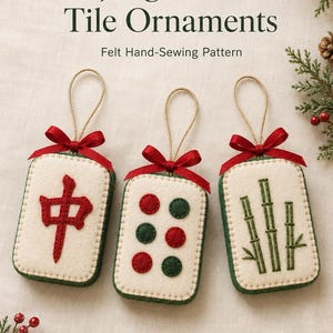 Könnte beinhalten: Drei Filz-Ornamente in Form von Mahjong-Steinen mit roten Schleifen und goldenen Aufhängeschlaufen. Die Steine zeigen gestickte Motive: ein rotes chinesisches Schriftzeichen, sechs rote und grüne Kreise sowie grüne Bambusstangen. Text: Dreamy Yarn Studio Mahjong Christmas Tile Ornaments Felt Hand-Sewing Pattern. Digitales PDF-Schnittmuster, kein fertiges Produkt.