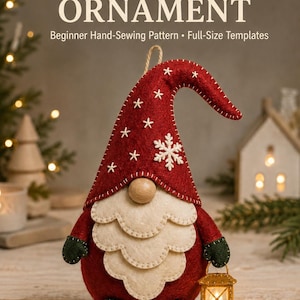Peut inclure: Une décoration de gnome en feutrine rouge avec un grand chapeau courbé orné de broderies d'étoiles et de flocons blancs. Le gnome a un nez en bois rond, une barbe festonnée crème, des moufles et des bottes vert foncé, tenant une lanterne dorée.