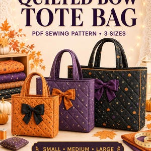 Può includere: Un cartamodello PDF per una borsa tote trapuntata con fiocco in tre misure. L'immagine mostra tre borse trapuntate arancioni, viola e nere, ciascuna con un fiocco in tessuto e motivi celesti o di zucche. Il testo recita: QUILTED BOW TOTE BAG.
