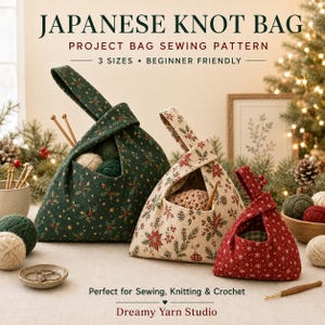 Pode incluir: Três bolsas de nó japonesas de tamanhos variados, com padrões de tecido festivos em verde escuro, creme e vermelho. As bolsas contêm novelos de lã e agulhas de tricô. Texto: JAPANESE KNOT BAG PROJECT BAG SEWING PATTERN.