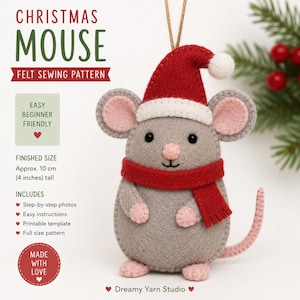 Może przedstawiać: Szara filcowa ozdoba w kształcie myszy w czerwonej czapce Mikołaja z białym pomponem i czerwonym szalikiem. Tekst głosi: CHRISTMAS MOUSE FELT SEWING PATTERN, EASY BEGINNER FRIENDLY, FINISHED SIZE Approx. 10 cm, INCLUDES, MADE WITH LOVE.