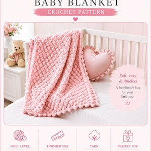 Può includere: Un modello all'uncinetto per una coperta per neonati rosa chiaro con punto bobble. Il documento include il titolo, una dimensione finita di 75 x 90 cm, il livello di abilità, il peso del filato e istruzioni passo dopo passo per la coperta.